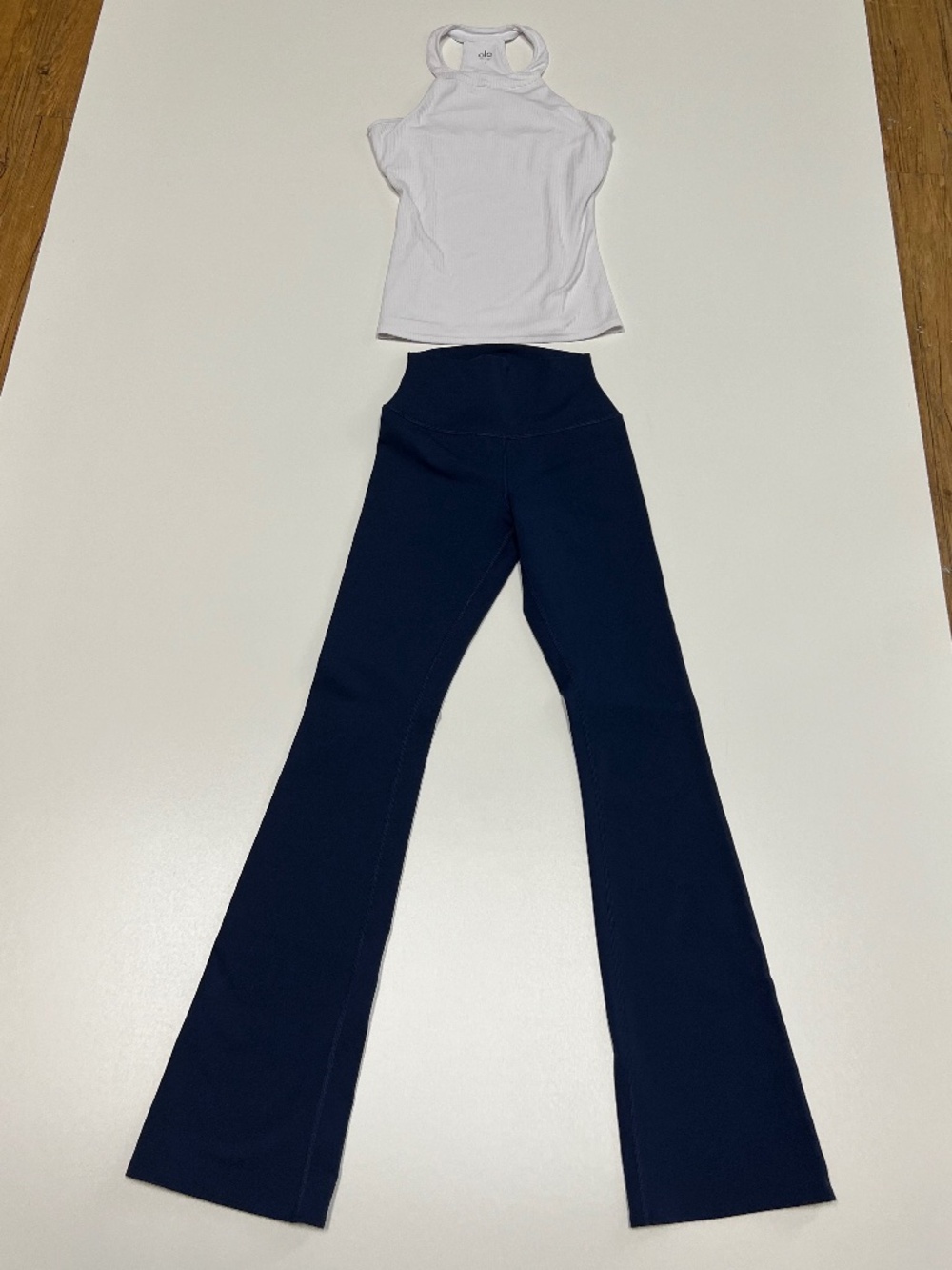 0071 Alo Yoga set white tank top Small Navy Flare legging XXS